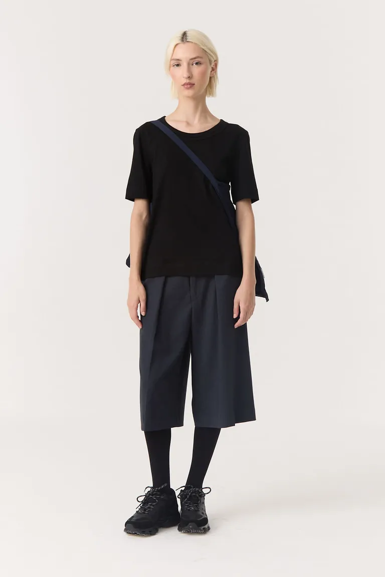 Remera de mujer de corte regular con cuello redondo y mangas cortas de Furzai en Remeras para argentina