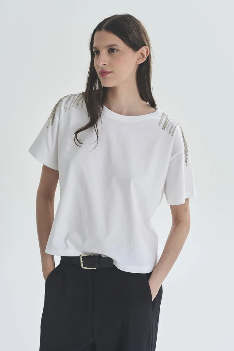 Remera de corte básico y diseño sencillo, perfecta para un estilo casual y versátil de Akiabara en Remeras para argentina