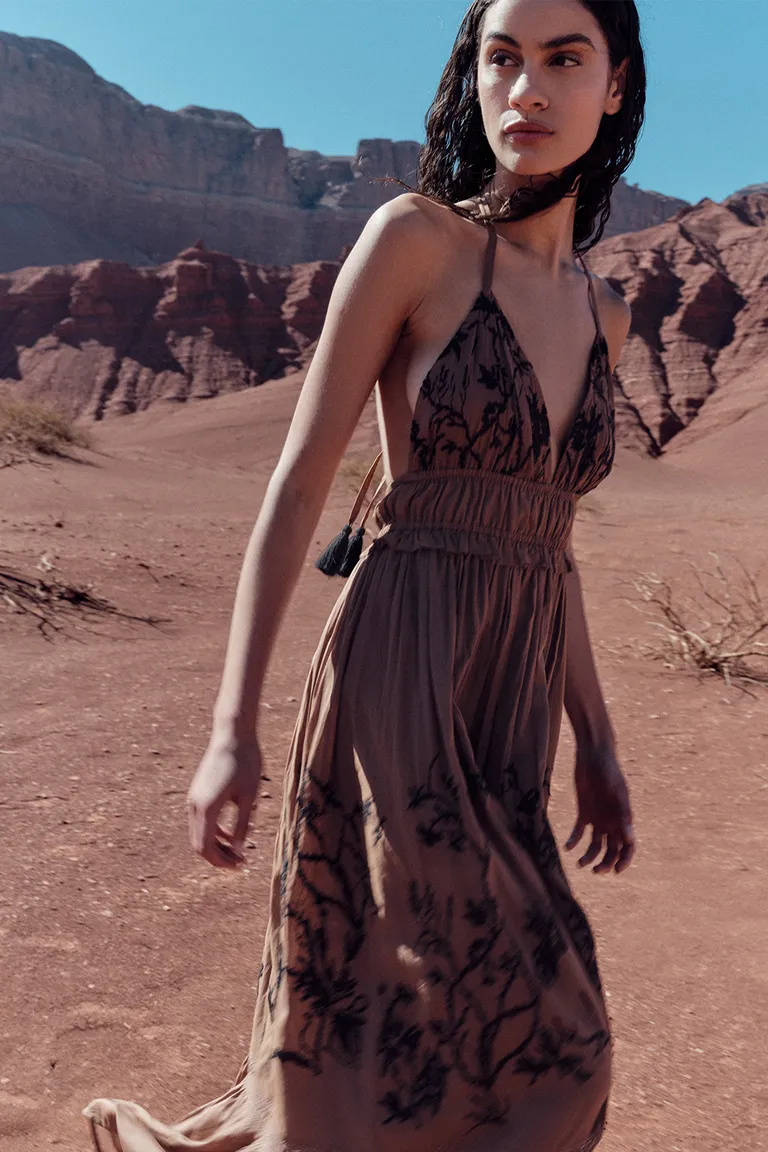 Vestido largo con bordado floral y detalles calados, diseño halter y espalda descubierta de Sweet en Vestidos para argentina