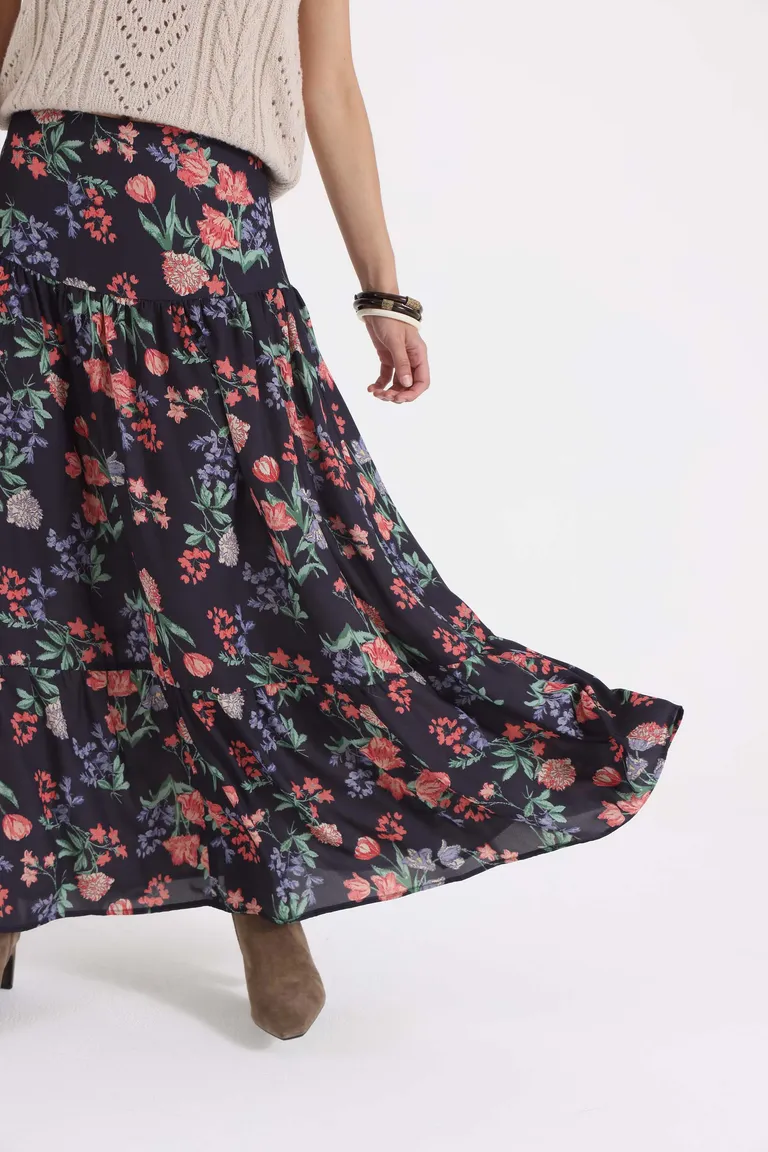 Pollera larga con diseño floral de tiro medio y caída fluida de Yagmour en Faldas para argentina