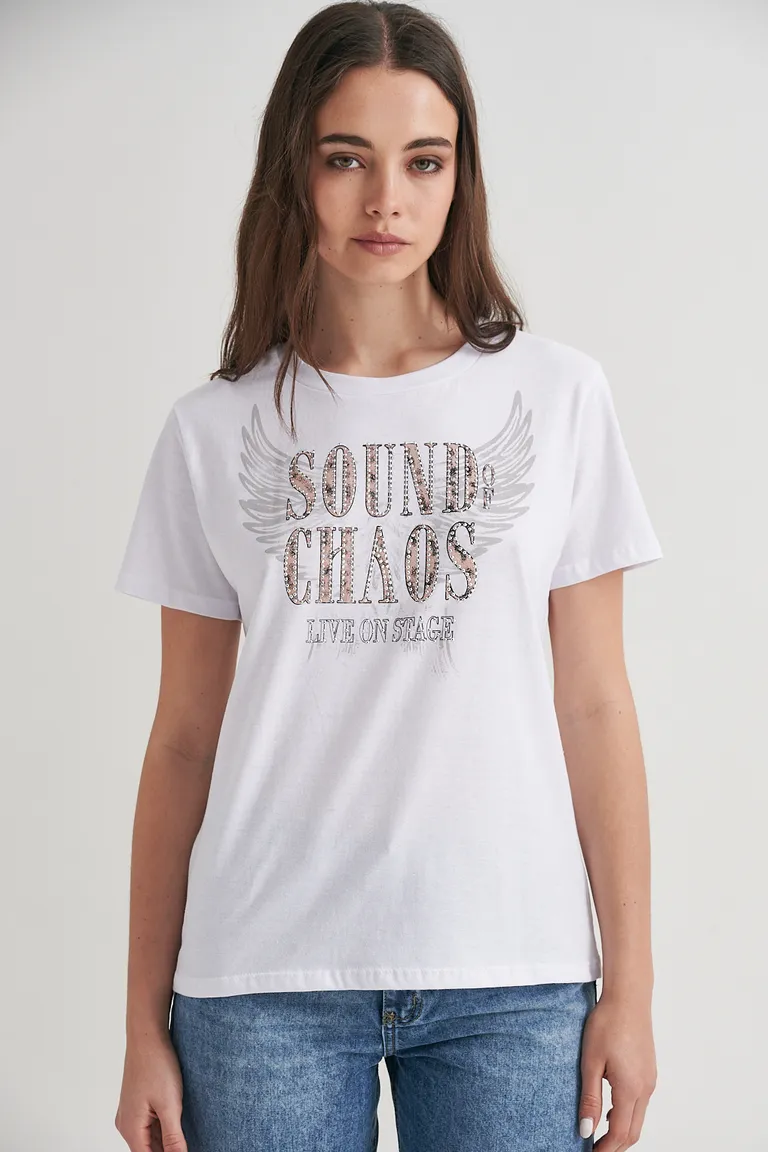 Remera blanca con estampado de alas y letras para un look moderno y urbano de Sweet en Remeras para argentina