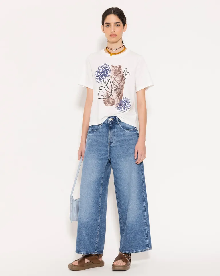 Pantalones de tiro alto en denim azul claro de corte wide leg y desgastes de Jazmin Chebar en Pantalones para argentina
