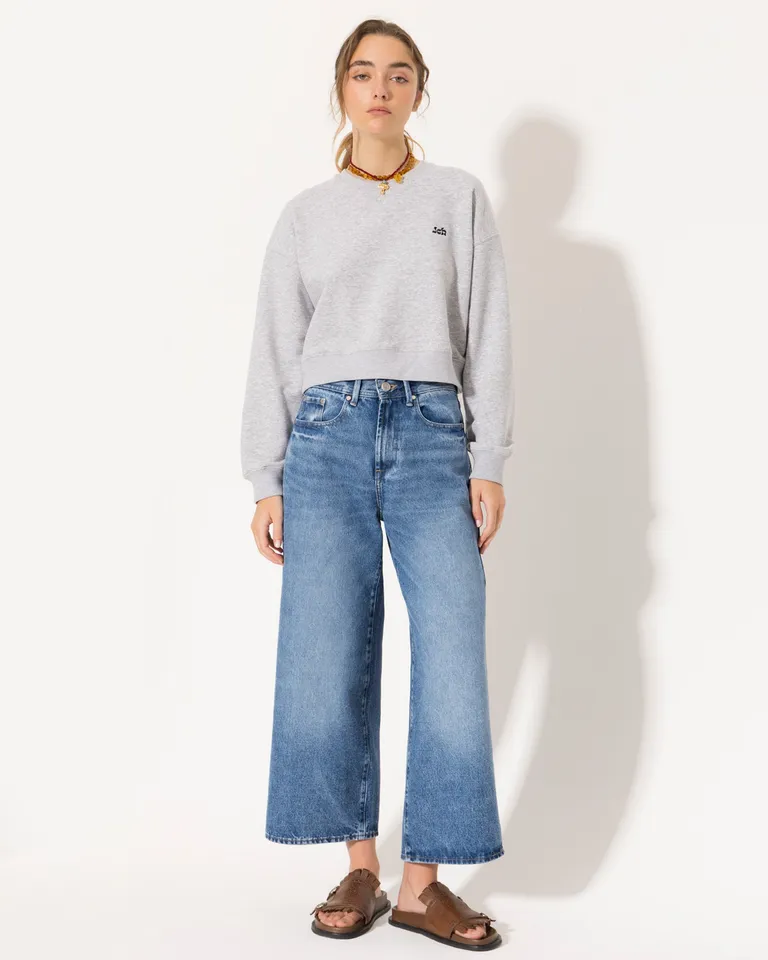 Pantalones de tiro alto en denim azul claro de corte wide leg y desgastes de Jazmin Chebar en Pantalones para argentina