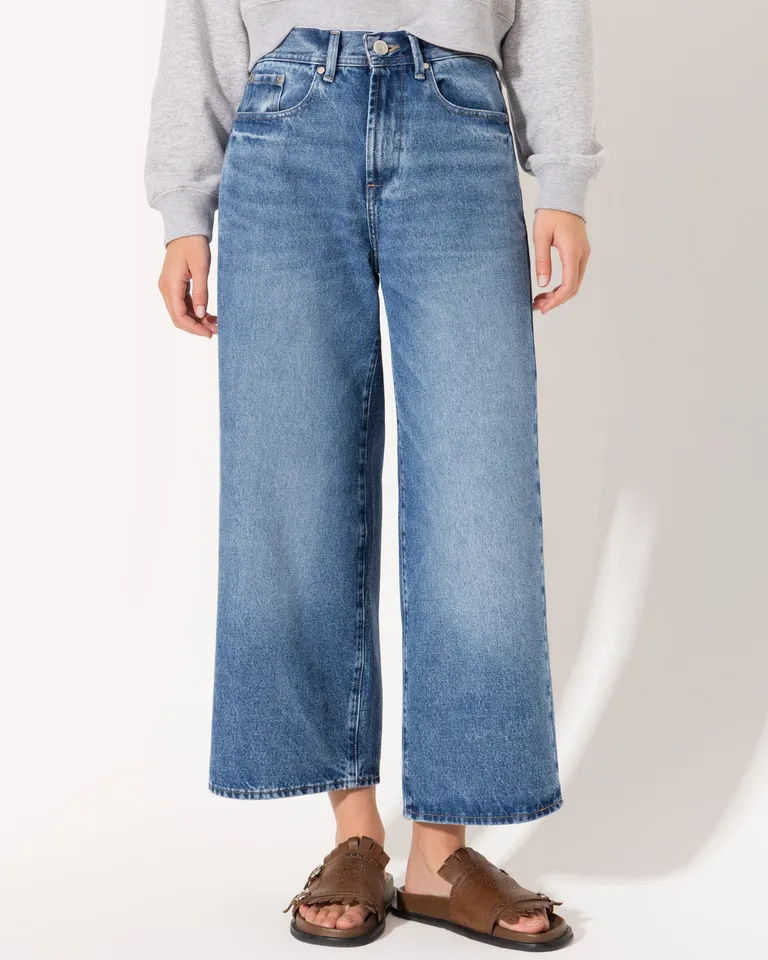 Pantalones de tiro alto en denim azul claro de corte wide leg y desgastes de Jazmin Chebar en Pantalones para argentina