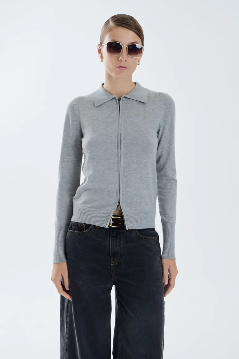 Campera tejida de manga larga con cierre metálico frontal y cuello tipo polo de Portsaid en Buzos y Sweaters para argentina