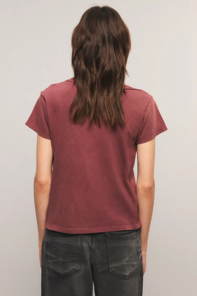 Remera de corte entallado con cuello redondo y mangas cortas con estampado gráfico en el frente de Kosiuko en Remeras para argentina