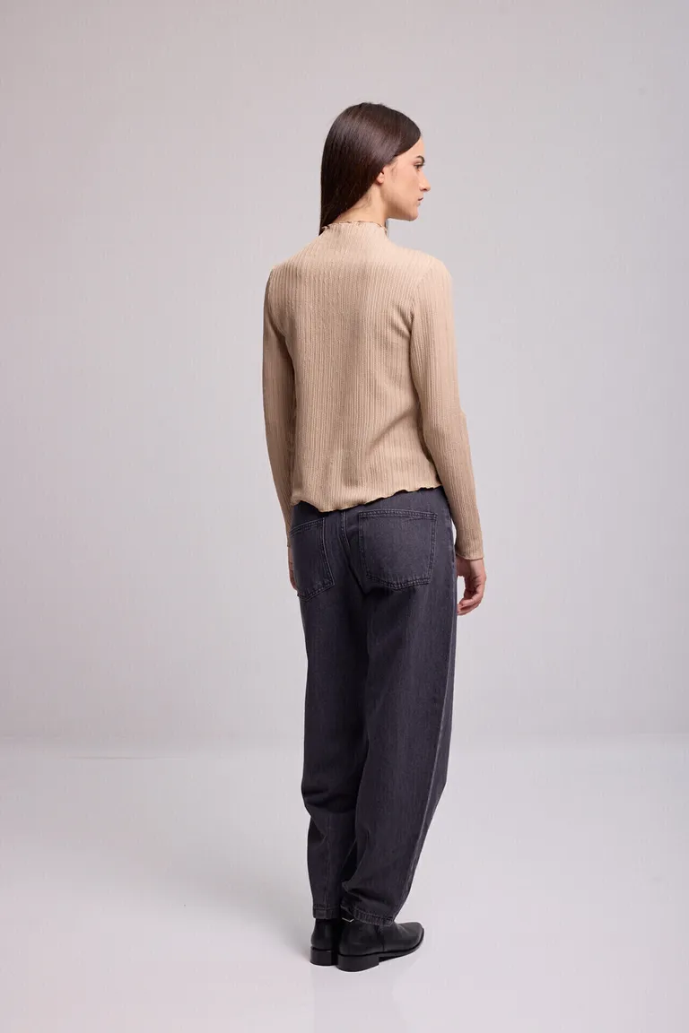 Remera manga larga de calce entallado con cuello alto y terminaciones en ondas de Kill en Remeras para argentina