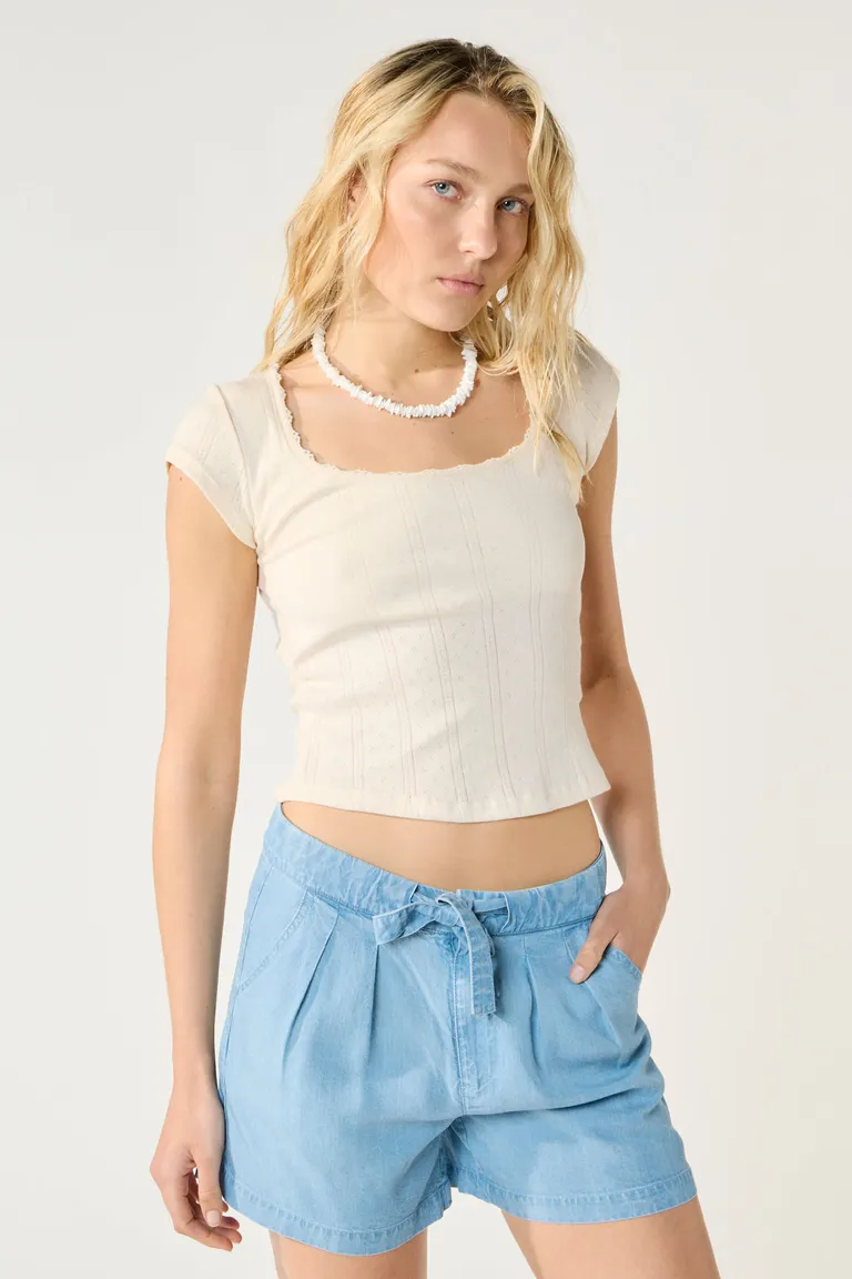 Remera blanca de manga corta con escote redondo y acabado de puntilla de Cuesta Blanca en Remeras para argentina