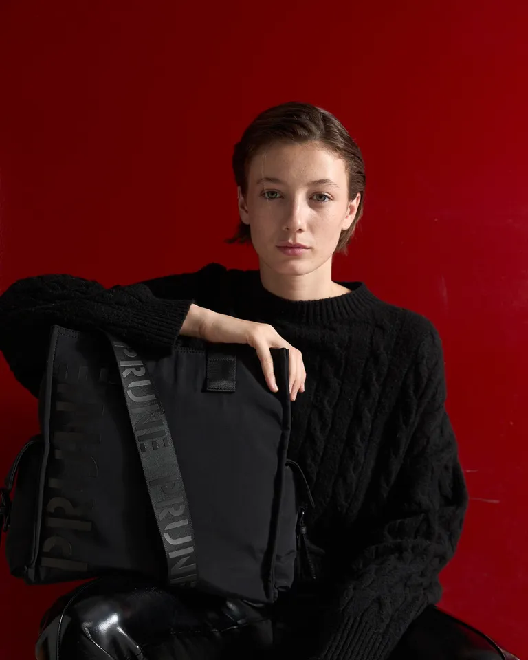 Bolso negro de nylon con logo estampado y diseño deportivo de Prüne en Bolsos y Carteras para argentina