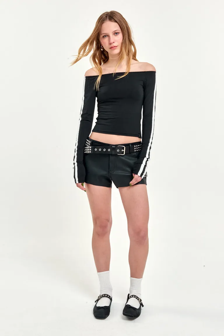 Remera de microfibra de manga larga en color negro con escote bote y detalles en las mangas de 47 Street en Remeras para argentina