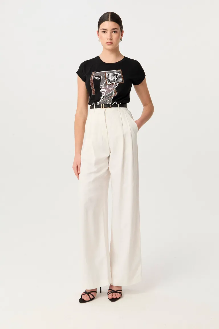 Remera de viscosa con estampa, hombro caído y calce relajado de Markova en Remeras para argentina