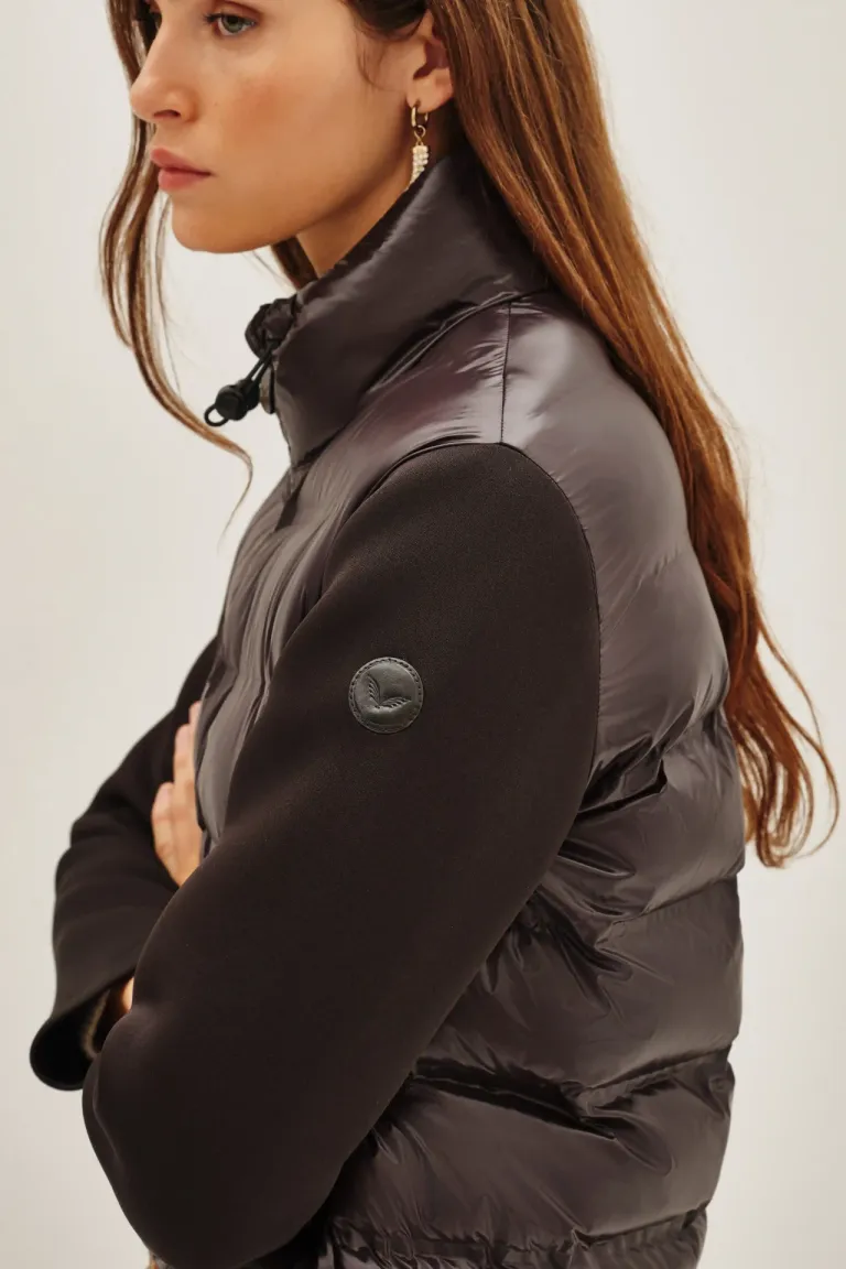 Campera de estilo puffer con cuello alto mangas largas y cierre frontal de Rapsodia en Chaquetas para argentina