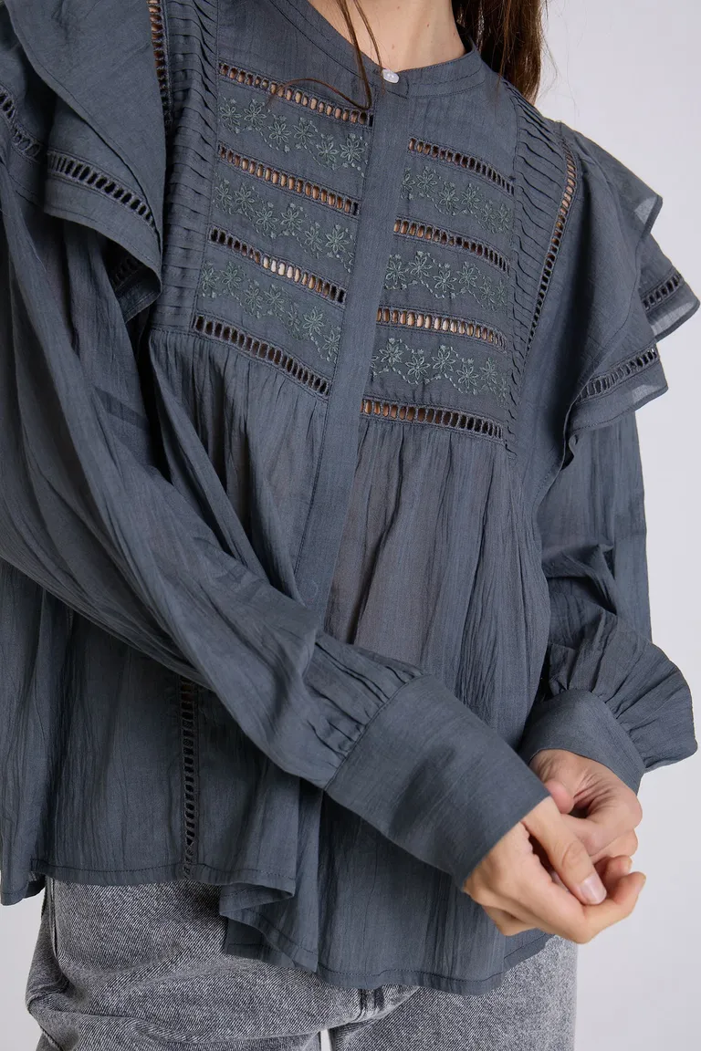 Camisa oversize gris de voile con voluminosas mangas y frunces en el delantero de Maria Cher en Camisas para argentina