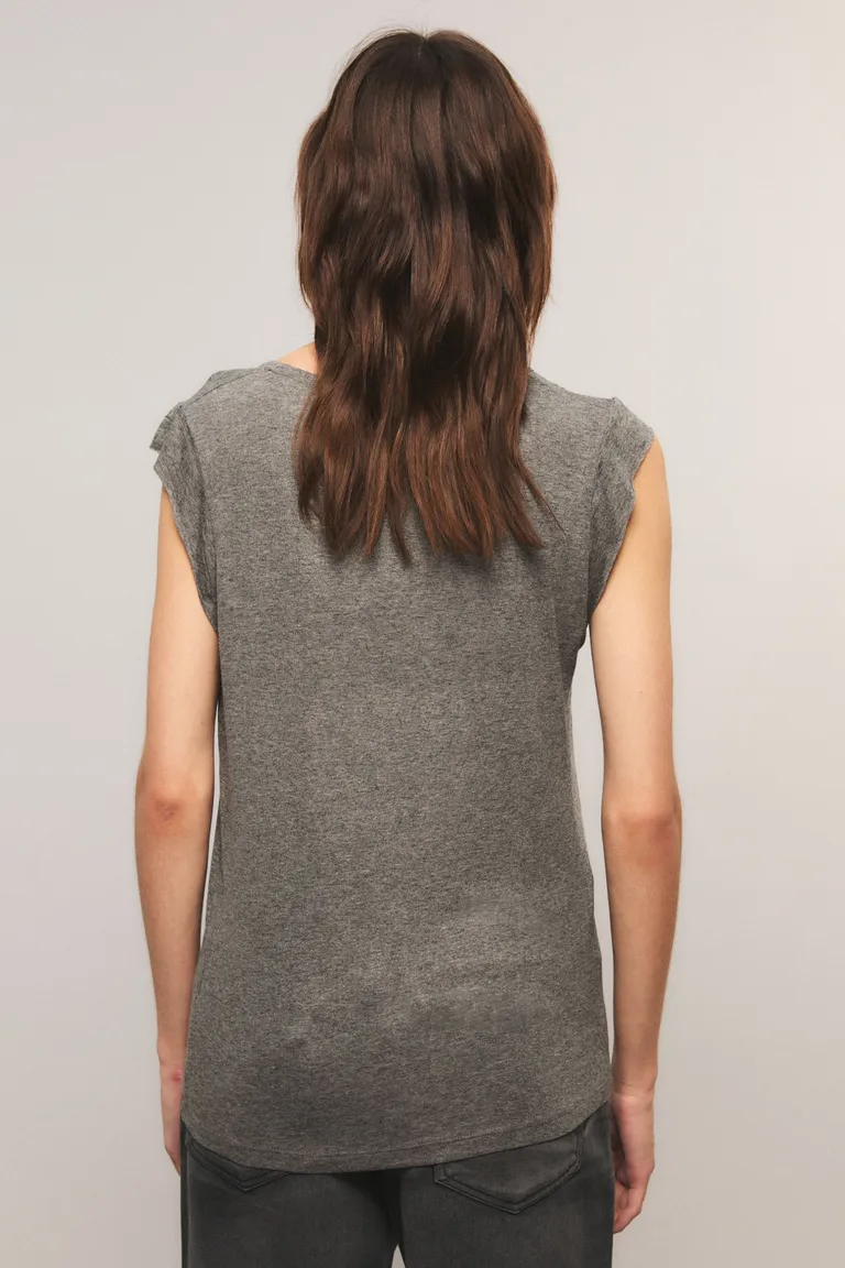 Remera escote en V con estampa frontal y detalles bordados con apliques metálicos de Kosiuko en Remeras para argentina
