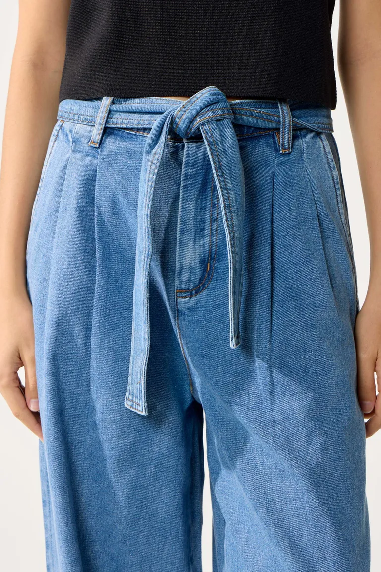 Pantalón de denim de tiro alto y pierna ancha con lazo en la cintura de Cuesta Blanca en Pantalones para argentina