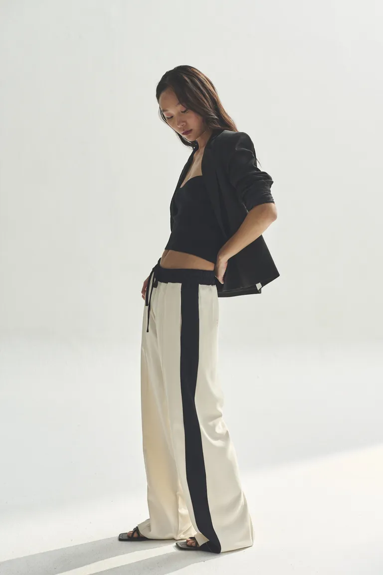 Pantalones rectos de diseño elegante y refinado para un estilo moderno y sofisticado de Akiabara en Pantalones para argentina
