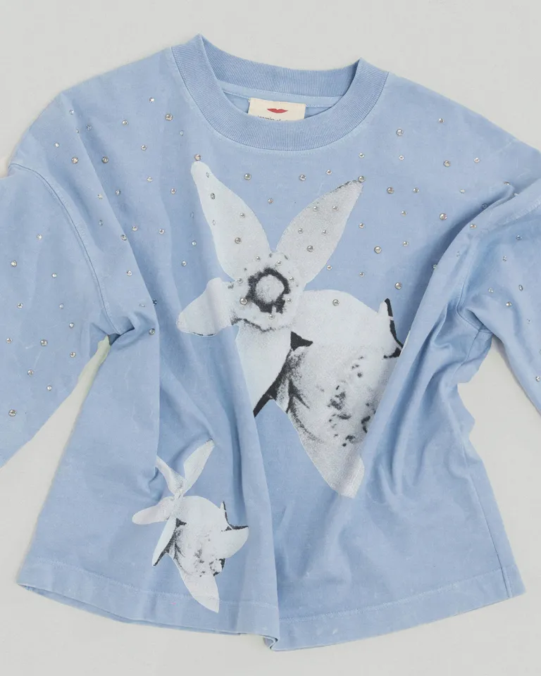 Remera de punto de corte holgado con estampado floral en tonos azules de Jazmin Chebar en Remeras para argentina
