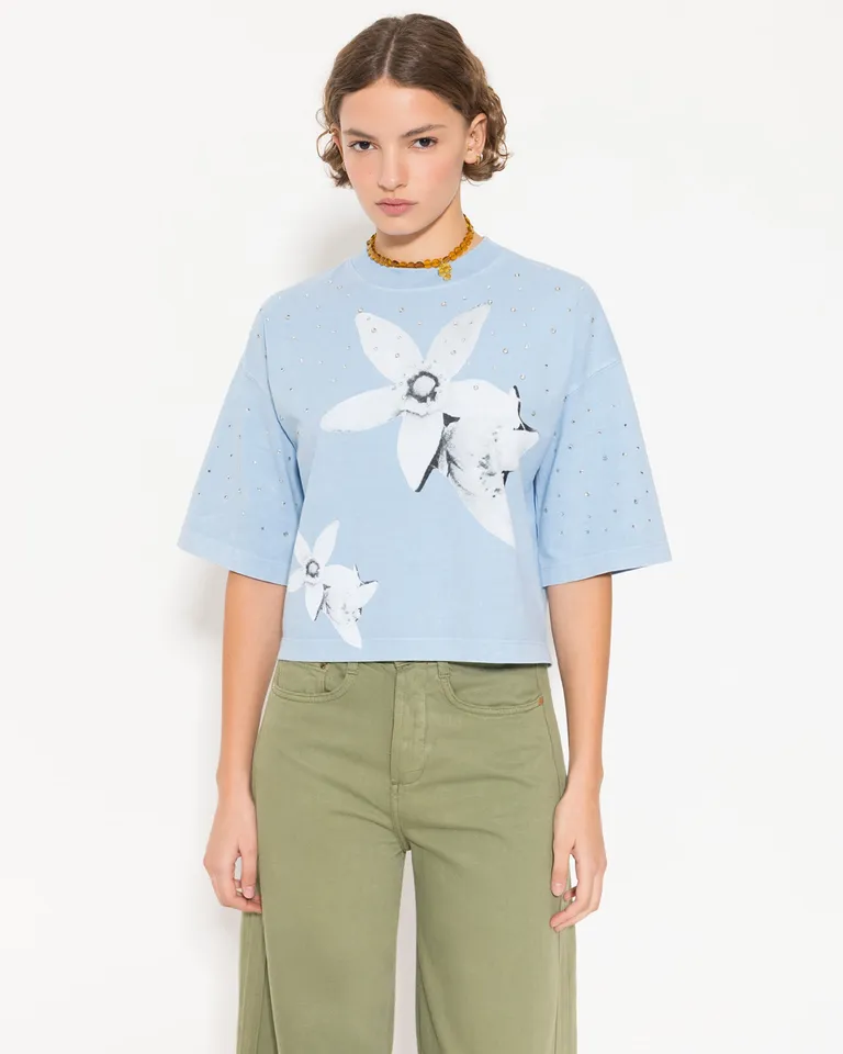 Remera de punto de corte holgado con estampado floral en tonos azules de Jazmin Chebar en Remeras para argentina