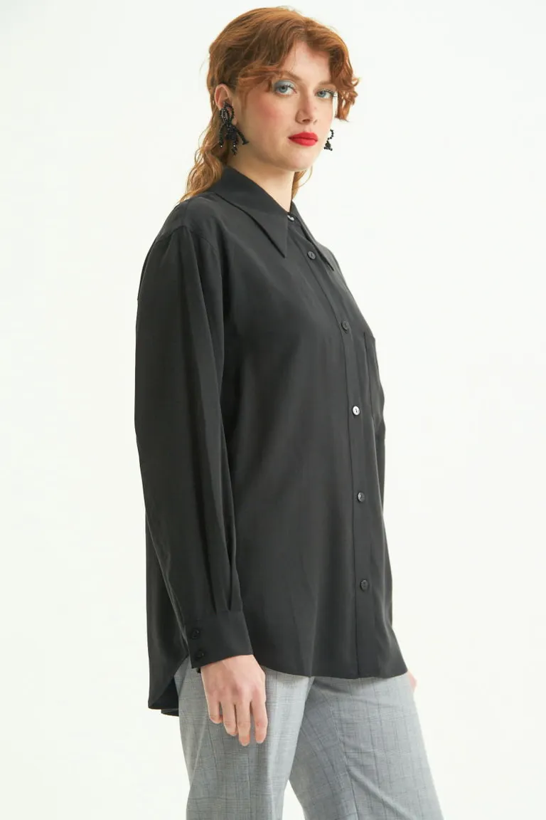 Camisa negra de corte oversize con caída fluida y detalles sofisticados de Las Pepas en Camisas para argentina