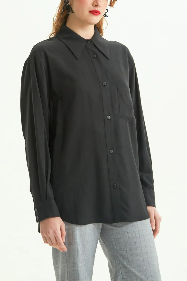 Camisa negra de corte oversize con caída fluida y detalles sofisticados de Las Pepas en Camisas para argentina