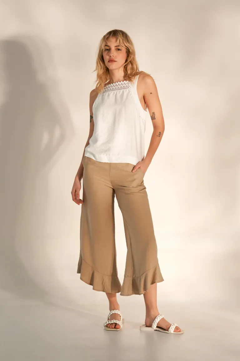 Pantalón Caliope: Elegancia y Comodidad en un Diseño Versátil de Apricot en Pantalones para argentina