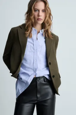 Pantalón recto efecto cuero de Mango en Pantalones para argentina