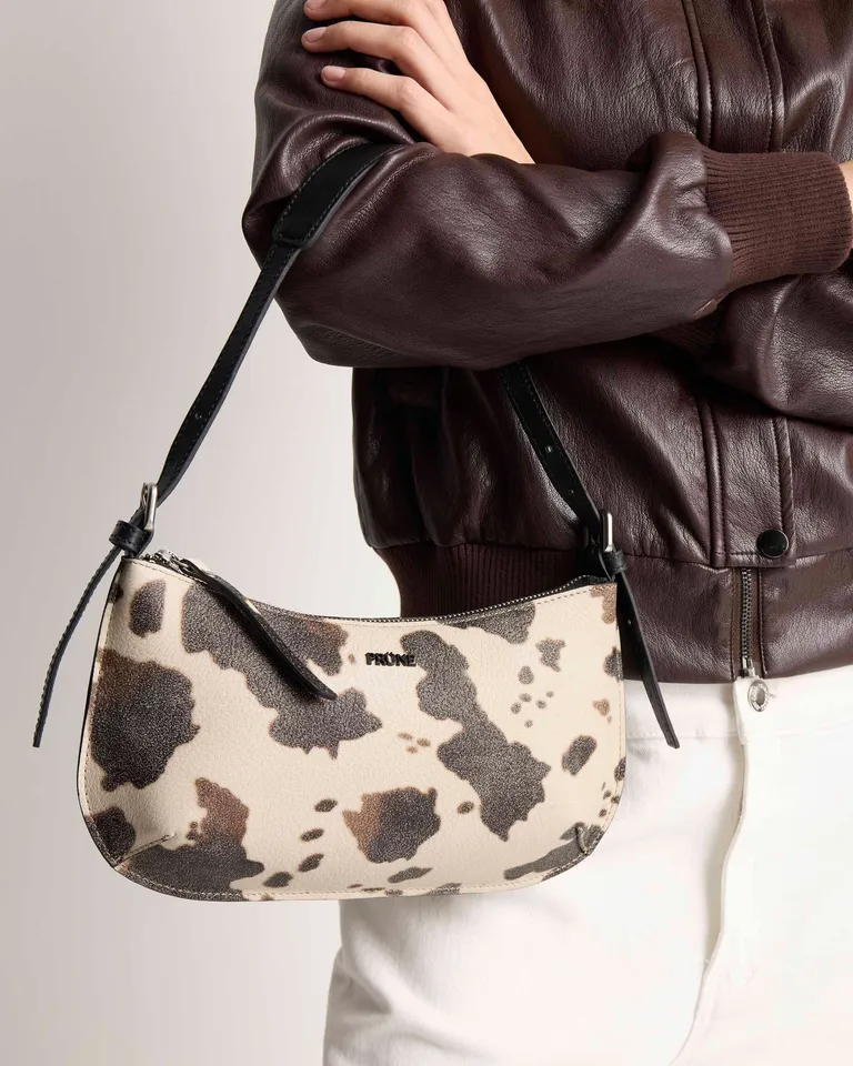 Cartera de hombro con estampado de vaca, un accesorio de moda atemporal y multifuncional de Prüne en Bolsos y Carteras para argentina