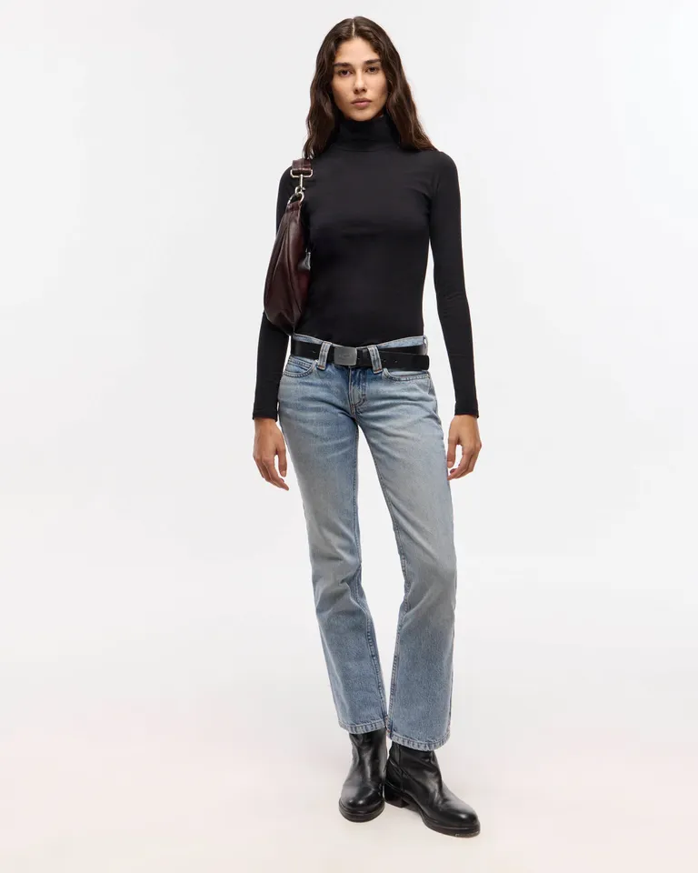 Remera manga larga con cuello polera de calce entallado y largo a la cadera de Ay Not Dead en Remeras para argentina