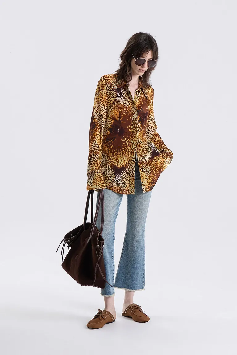 Camisa de mangas largas con cuello camisero y cierre de botones frontales de Maria Cher en Camisas para argentina