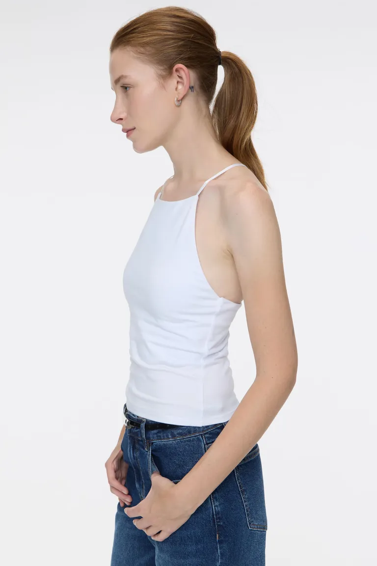 Top musculosa de mujer con escote recto y breteles finos estilo básico de Cuesta Blanca en Tops para argentina