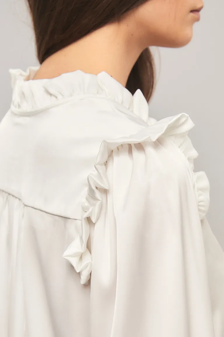 Camisa de mujer con detalles de volados y puntilla en los puños y cuello de Kosiuko en Camisas para argentina