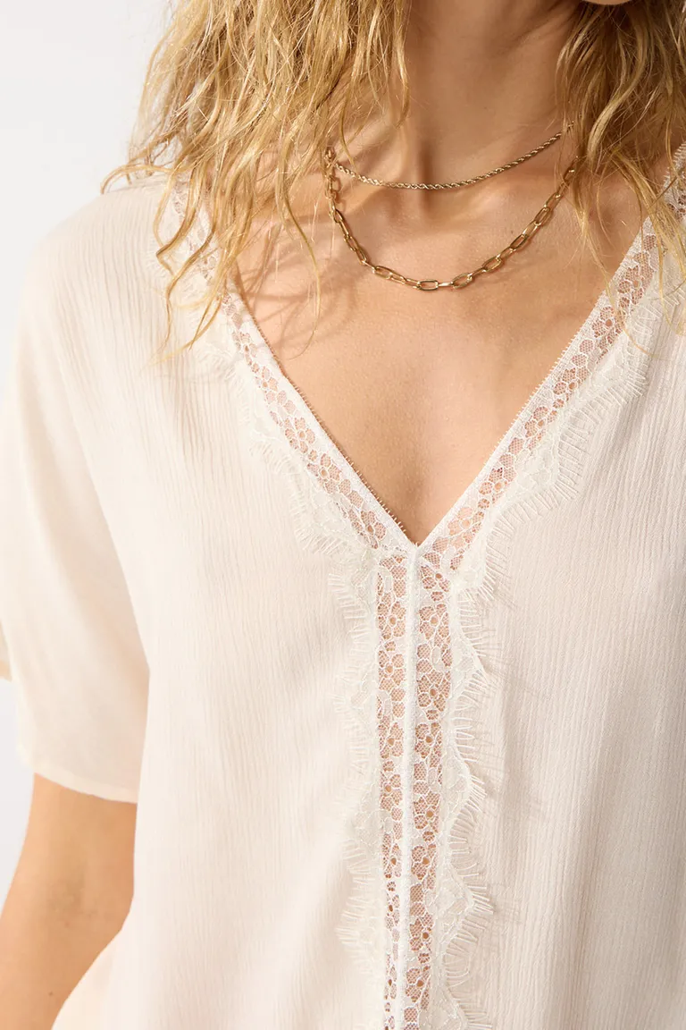 Blusa mangas dolman con escote en v y detalle de puntilla central de Cuesta Blanca en Blusas para argentina