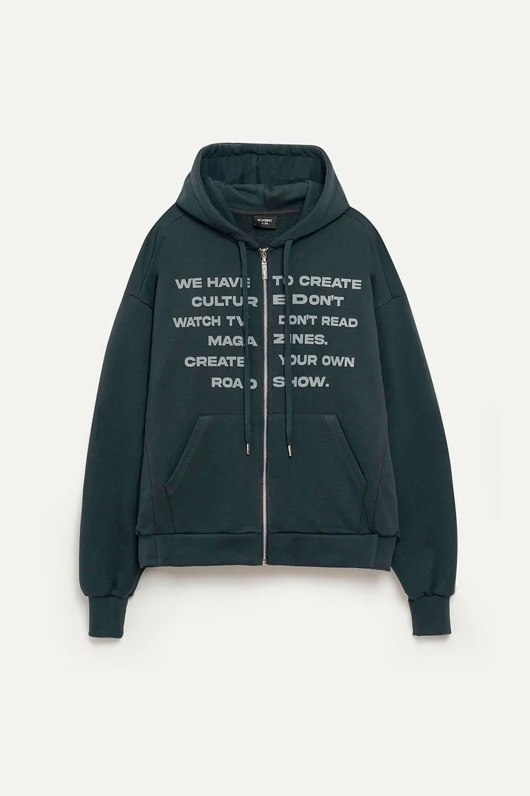 Chaqueta con mensaje gráfico y capucha, perfecta para tu estilo urbano y desenfadado de 47 Street en Chaquetas para argentina