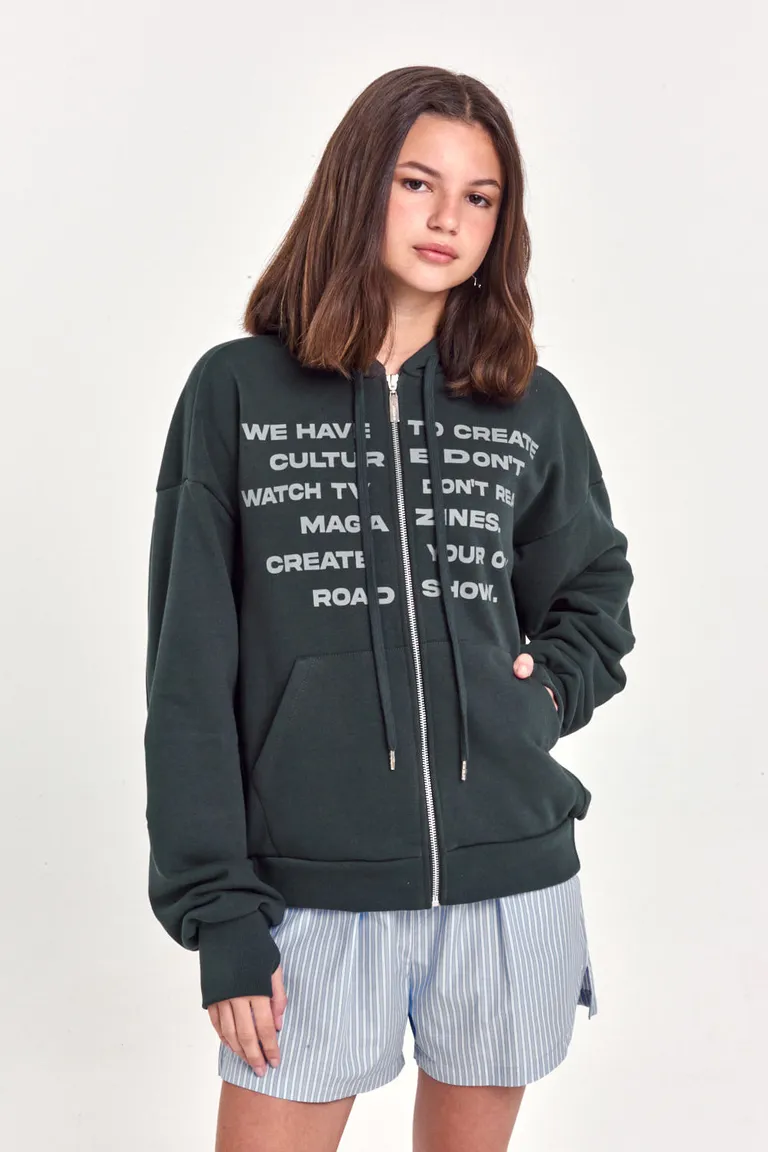 Chaqueta con mensaje gráfico y capucha, perfecta para tu estilo urbano y desenfadado de 47 Street en Chaquetas para argentina