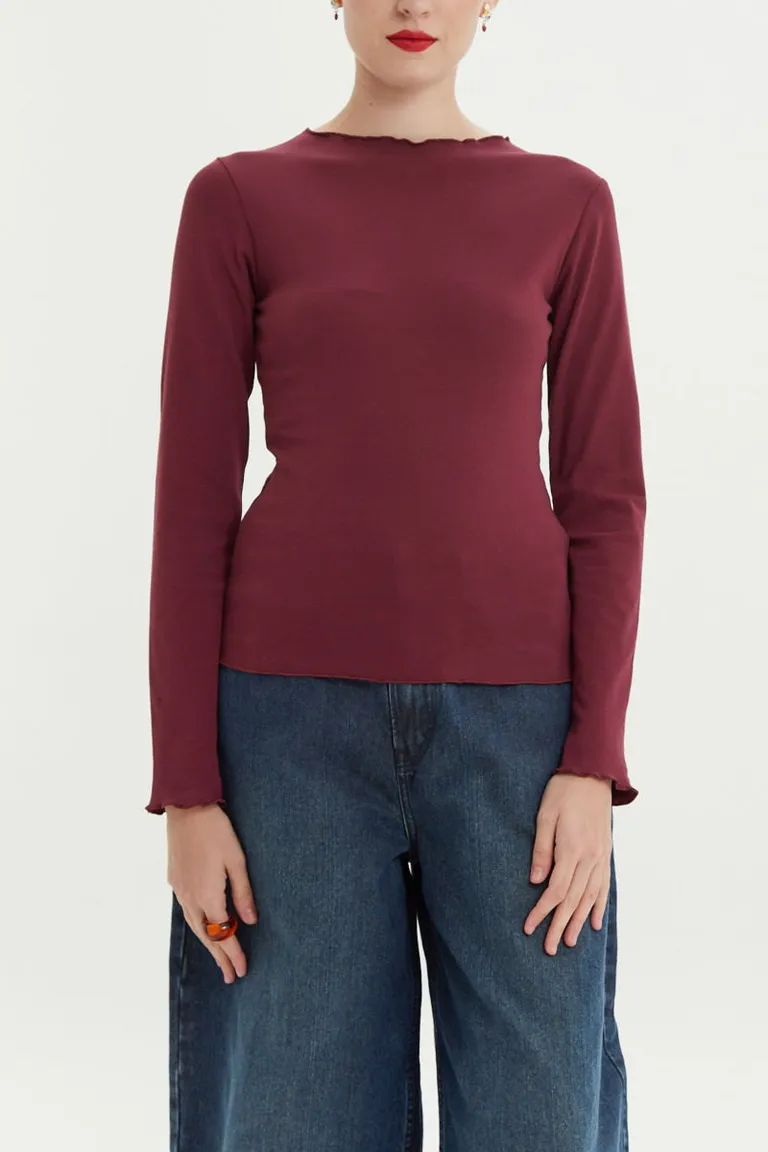 Remera de manga larga con detalles de terminación en cuello y puños de ajuste al cuerpo de Las Pepas en Remeras para argentina
