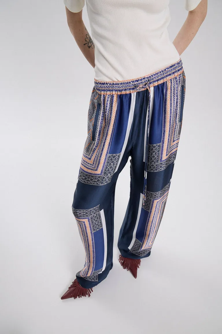 Pantalón recto con cintura elastizada, ajuste mediante lazos y estampado geométrico en toda la prenda de Maria Cher en Pantalones para argentina