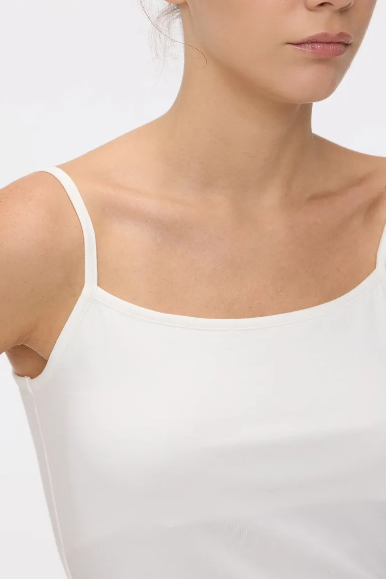 Musculosa de breteles finos con ajuste al cuerpo y escote recto para mujer de Cuesta Blanca en Tops para argentina