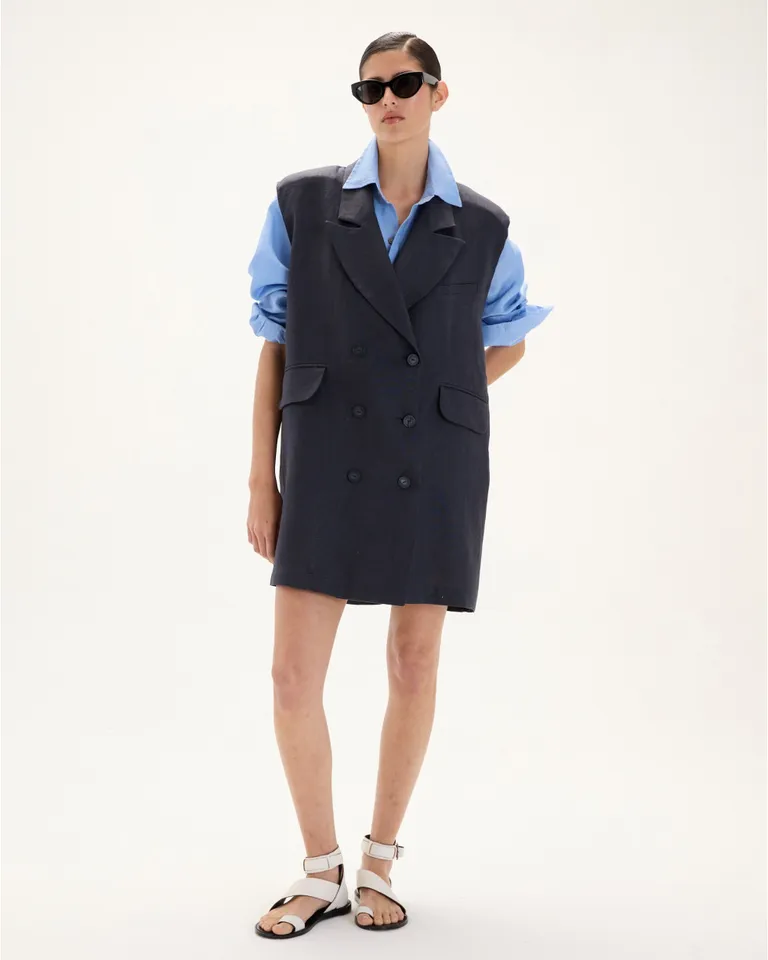 Vestido light de tela de lino con silueta oversize y detalles en botones de Blue Sheep en Vestidos para argentina
