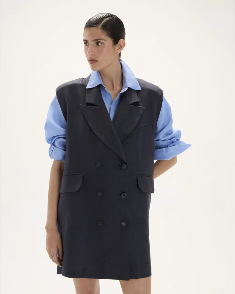 Vestido light de tela de lino con silueta oversize y detalles en botones de Blue Sheep en Vestidos para argentina