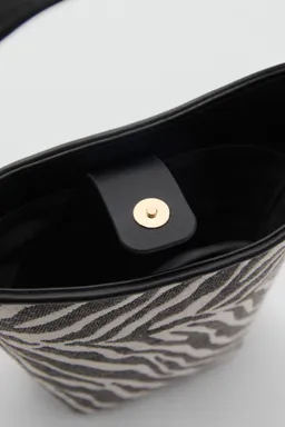 Bolso balde estampado cebra de Mango en Bolsos y Carteras para argentina