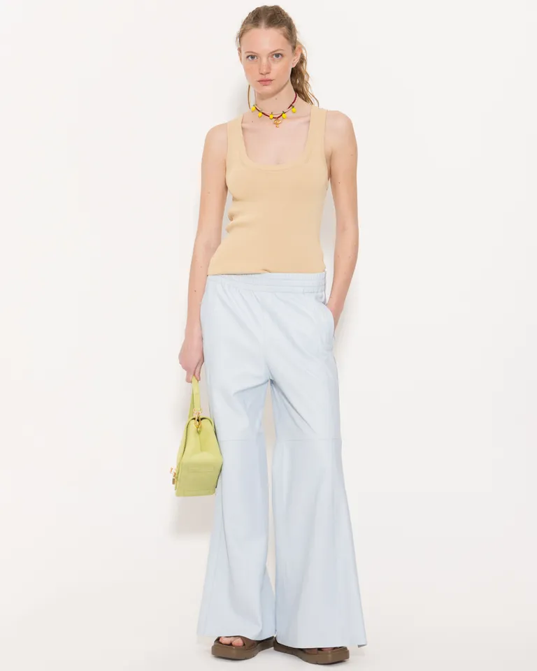 Top sin mangas en tono amarillo, diseño ajustado y corte moderno para un estilo femenino y casual de Jazmin Chebar en Tops para argentina