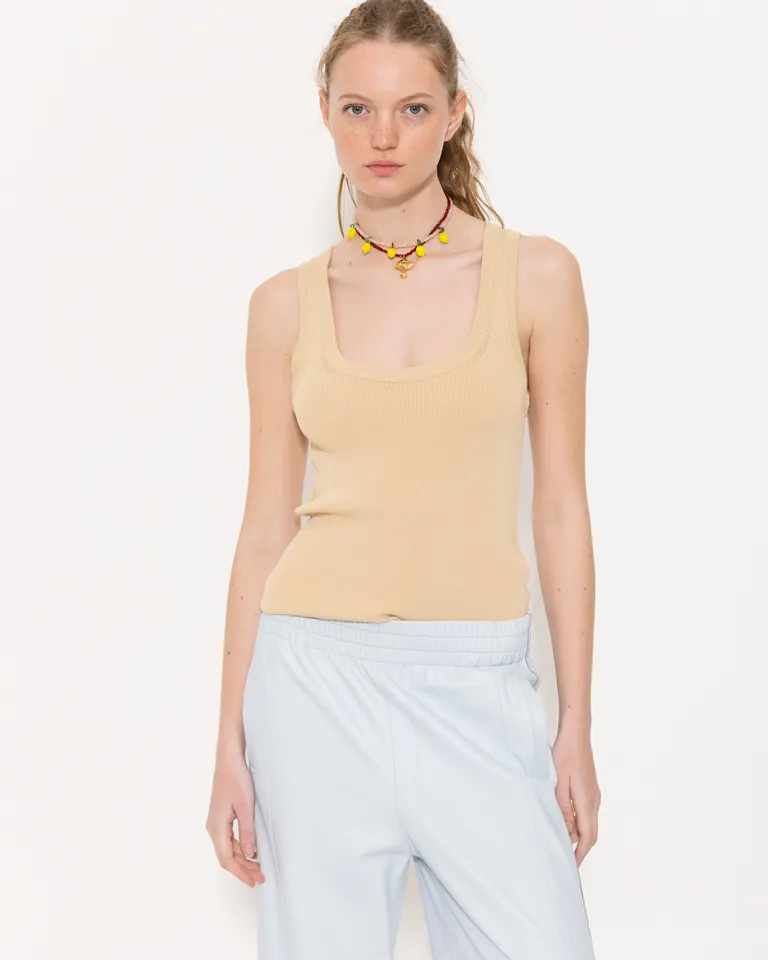 Top sin mangas en tono amarillo, diseño ajustado y corte moderno para un estilo femenino y casual de Jazmin Chebar en Tops para argentina