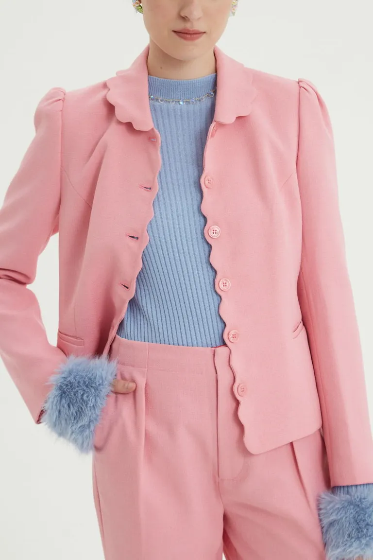 Blazer sastrero corto con detalles ondulados en cuello y cartera con hombros estructurados de Las Pepas en Blazers para argentina