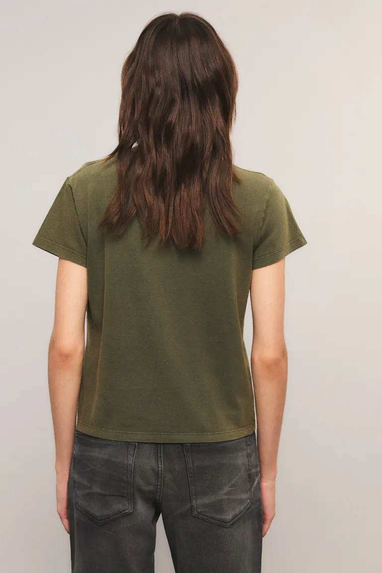 Remera manga corta con cuello redondo y diseño gráfico estampado en el frente de Kosiuko en Remeras para argentina