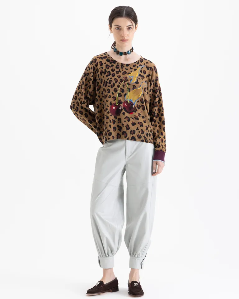 Sweater con estampado de cerezas y diseño animal print de calce holgado con puños a contratono de Jazmin Chebar en Buzos y Sweaters para argentina