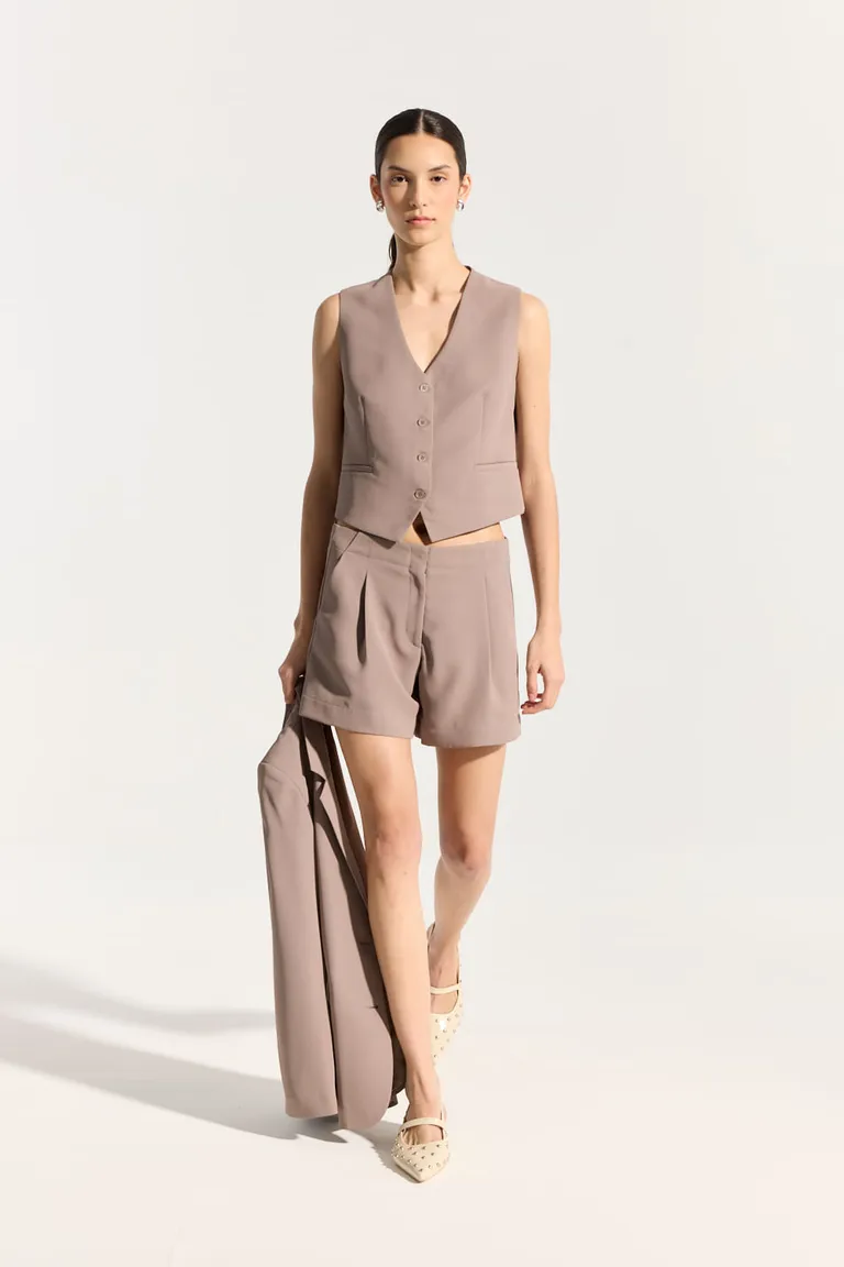 Chaleco de corte clásico y estilo sastre en tonos beige de Portsaid en Chalecos para argentina