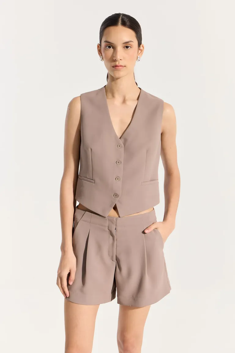 Chaleco de corte clásico y estilo sastre en tonos beige de Portsaid en Chalecos para argentina