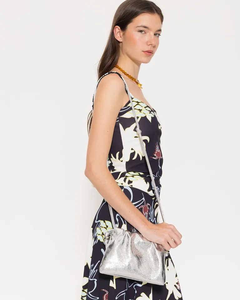 Cartera mini de cuero arrugado con detalles dorados y correas ajustables de Jazmin Chebar en Bolsos y Carteras para argentina