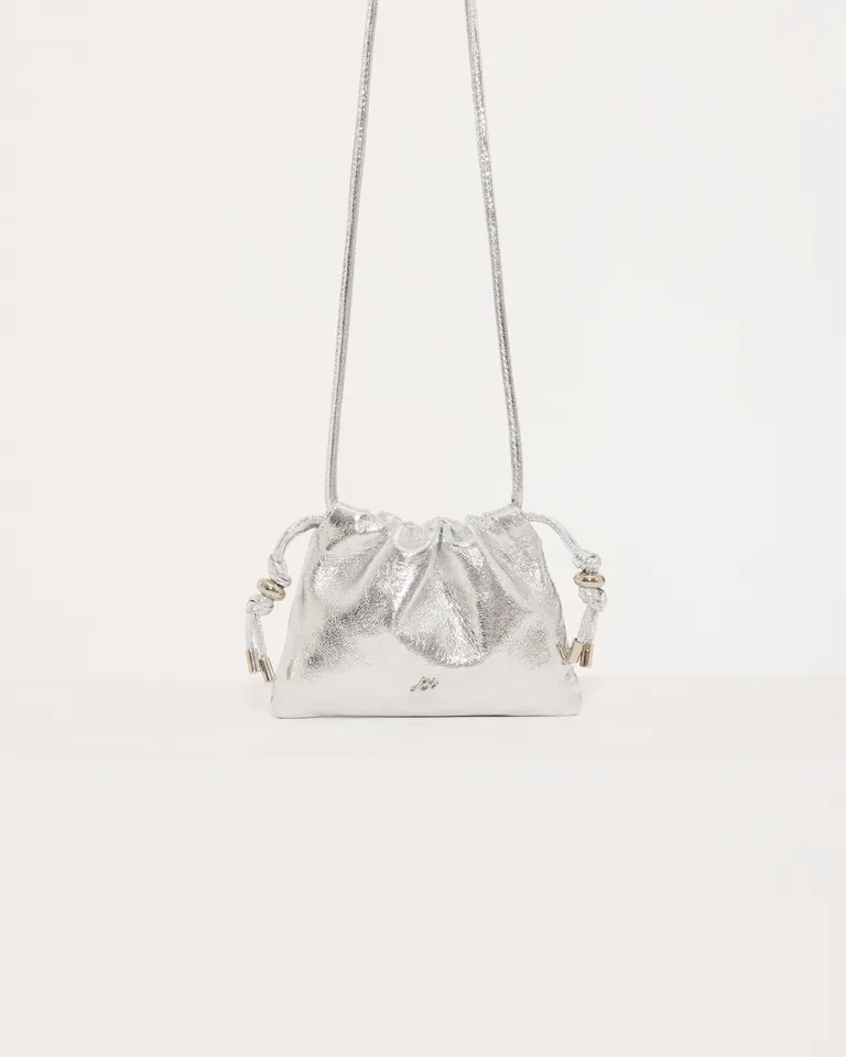 Cartera mini de cuero arrugado con detalles dorados y correas ajustables de Jazmin Chebar en Bolsos y Carteras para argentina