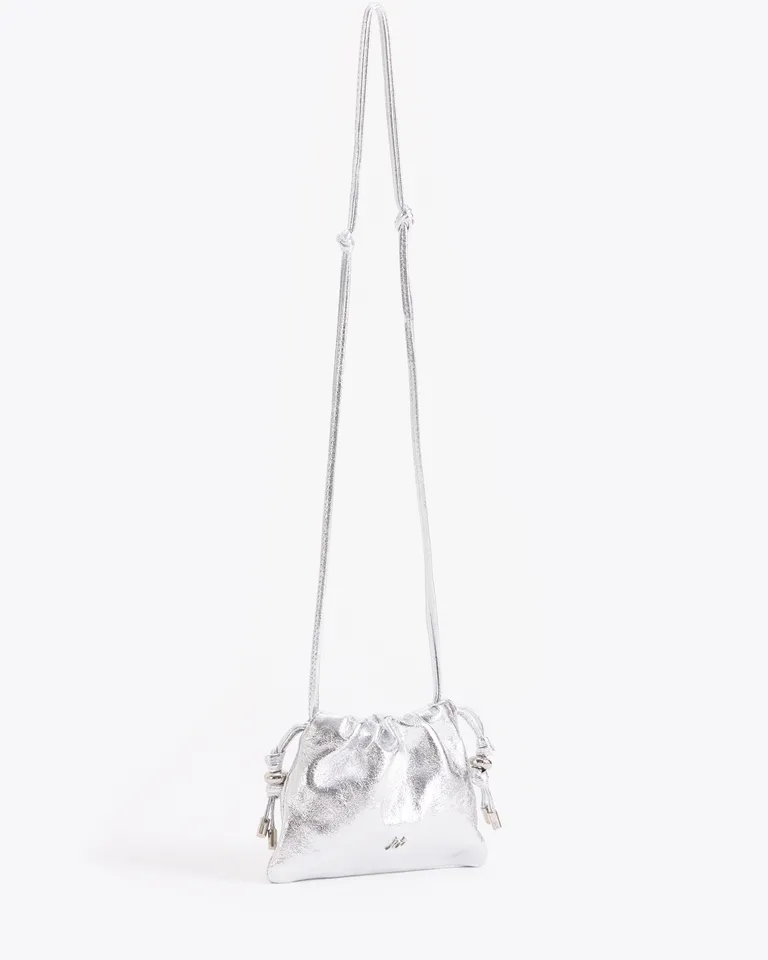 Cartera mini de cuero arrugado con detalles dorados y correas ajustables de Jazmin Chebar en Bolsos y Carteras para argentina